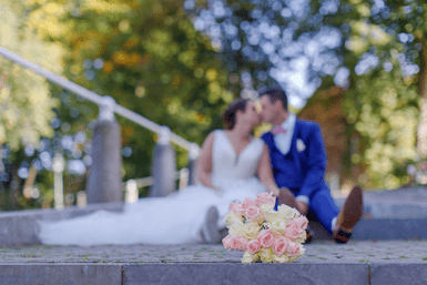 Pareja sentada en coordinación del día de la boda