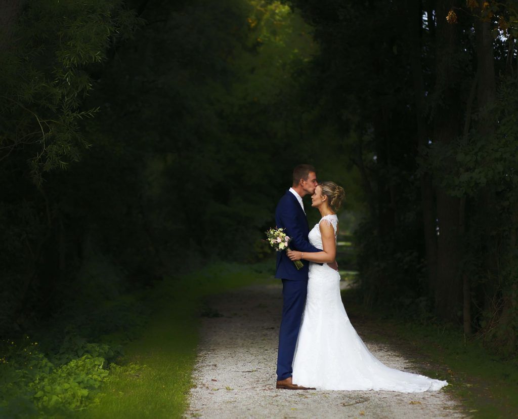 Pareja novios en bosque - ¿QUÉ VENTAJAS TIENE CASARTE EN OTOÑO?