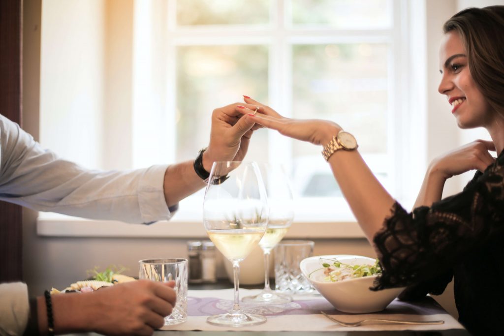 Pareja cogiendo su mano en una mesa.
LOS 7 PASOS QUE DEBES DAR PARA APLAZAR TU BODA