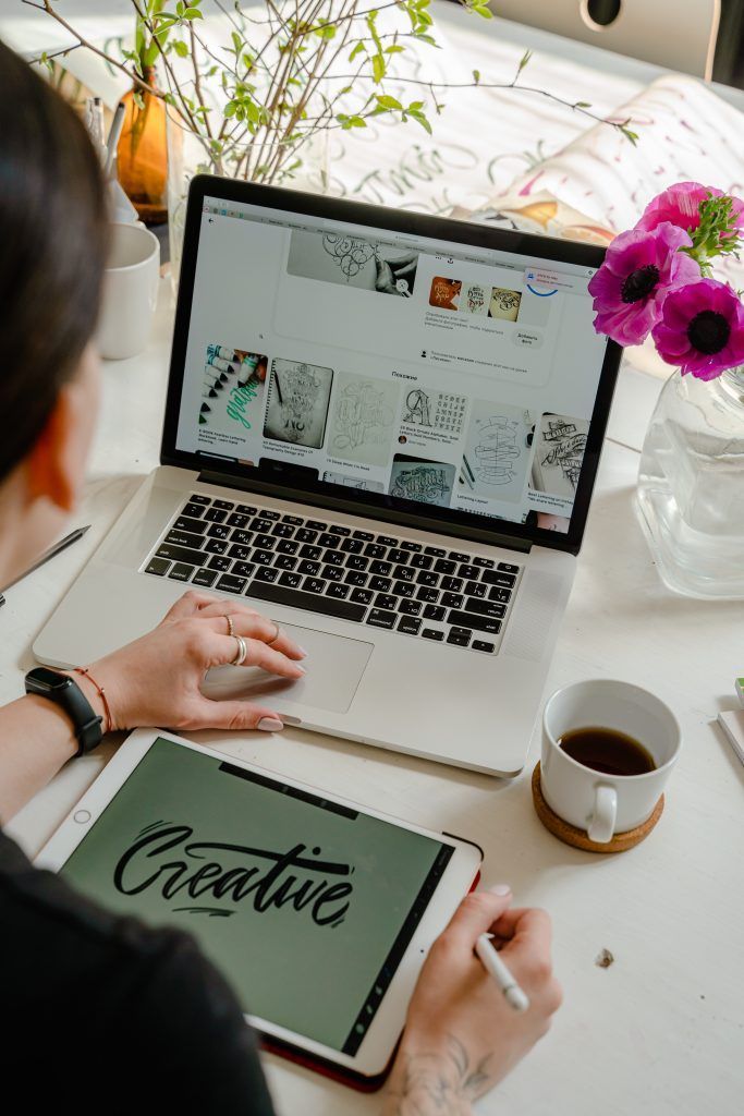 Chica creativa con portátil. LOS 7 PASOS QUE DEBES DAR PARA APLAZAR TU BODA