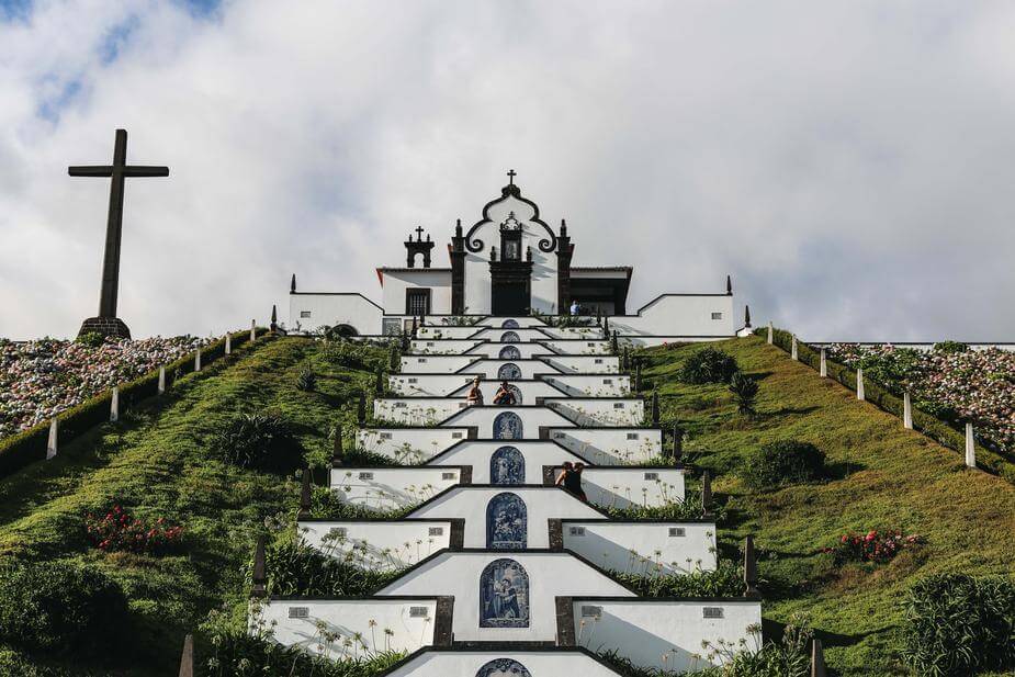 Escaleras para subir a una iglesia. LOS 7 PASOS QUE DEBES DAR PARA APLAZAR TU BODA