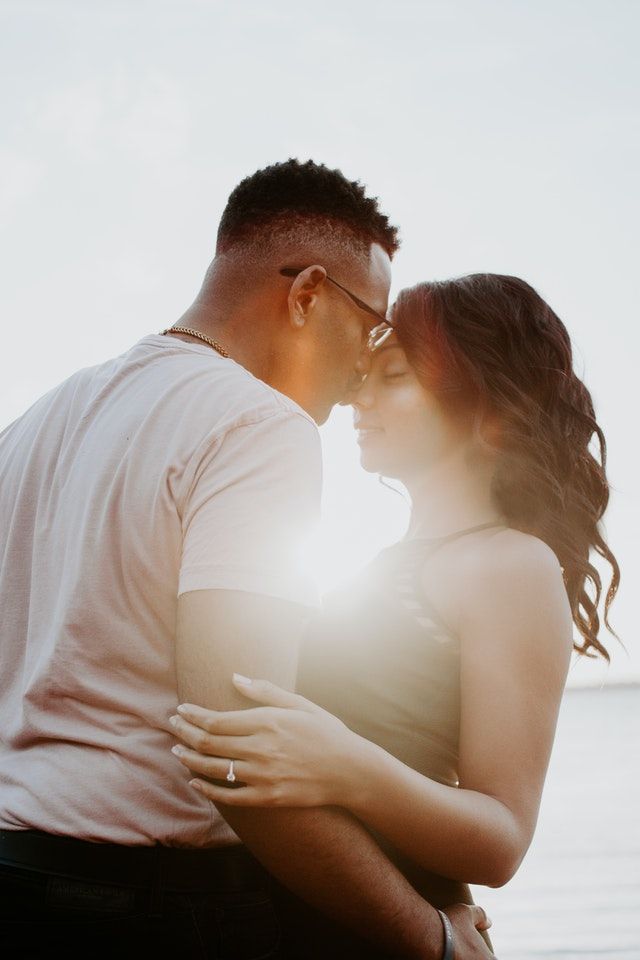 CÓMO ELEGIR EL FOTÓGRAFO DE MI BODA -pareja besandose