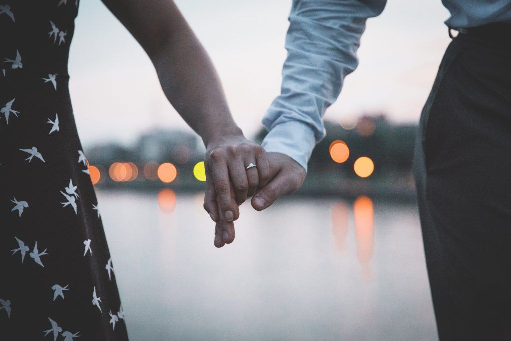 MANOS COGIDAS PAREJA