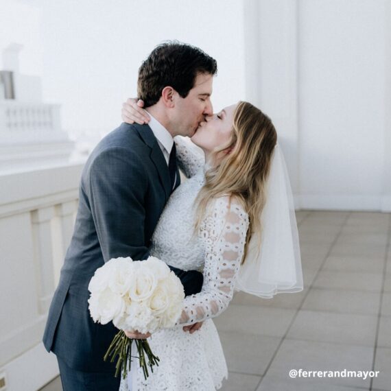 BODAS INTIMAS PAREJA BESANDO