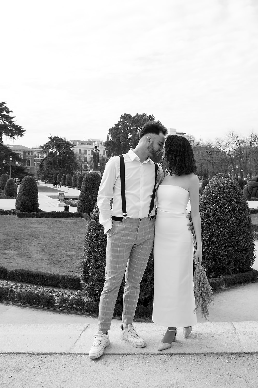 pareja novios andando por Retiro de Madrid
